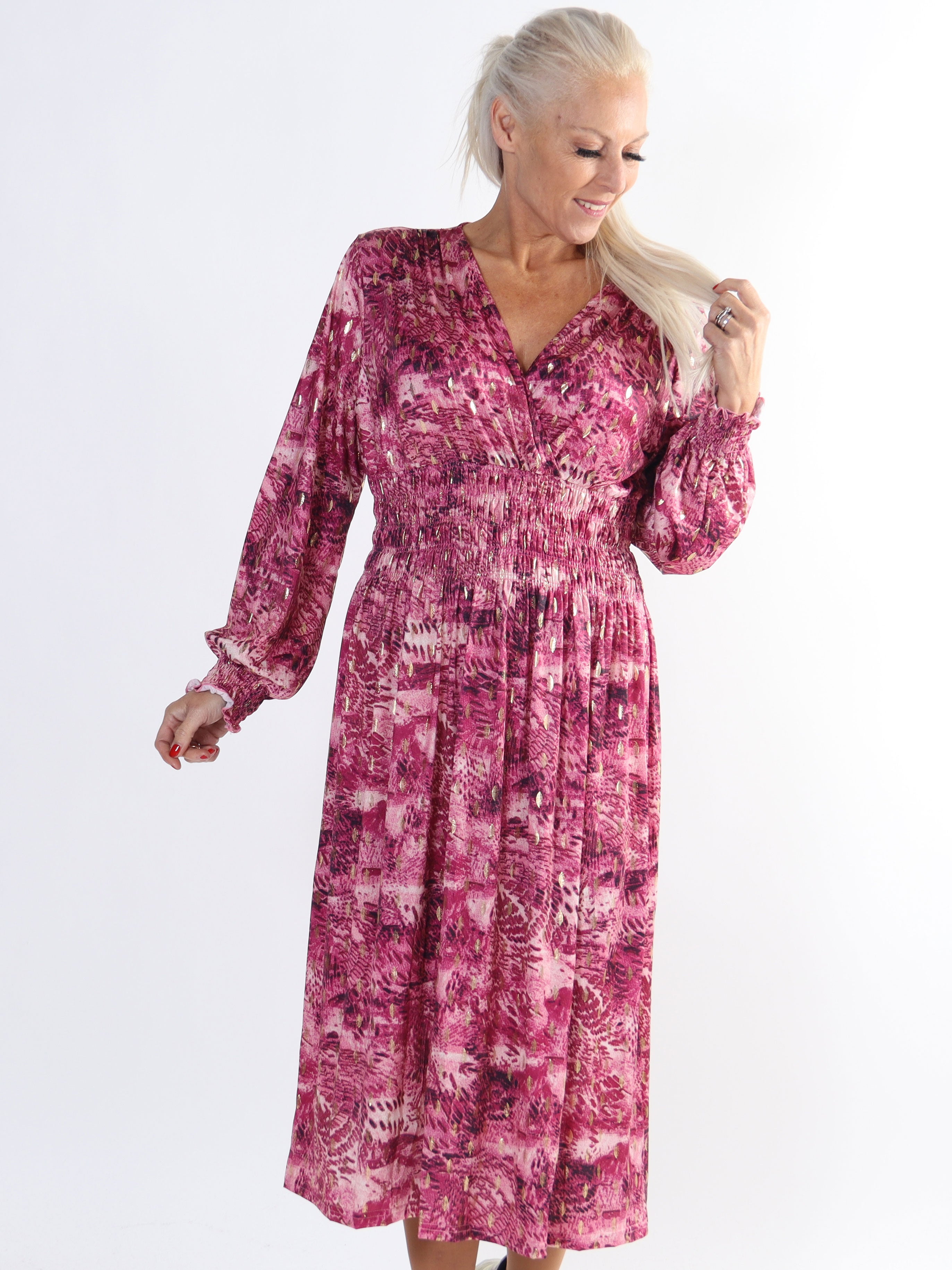 Pams Snake Midi L/S - Plus size kjole i krølfrit stof med lange ærmer